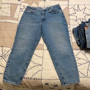 Good American Light Wash High Waisted Straight Leg Mom Jean